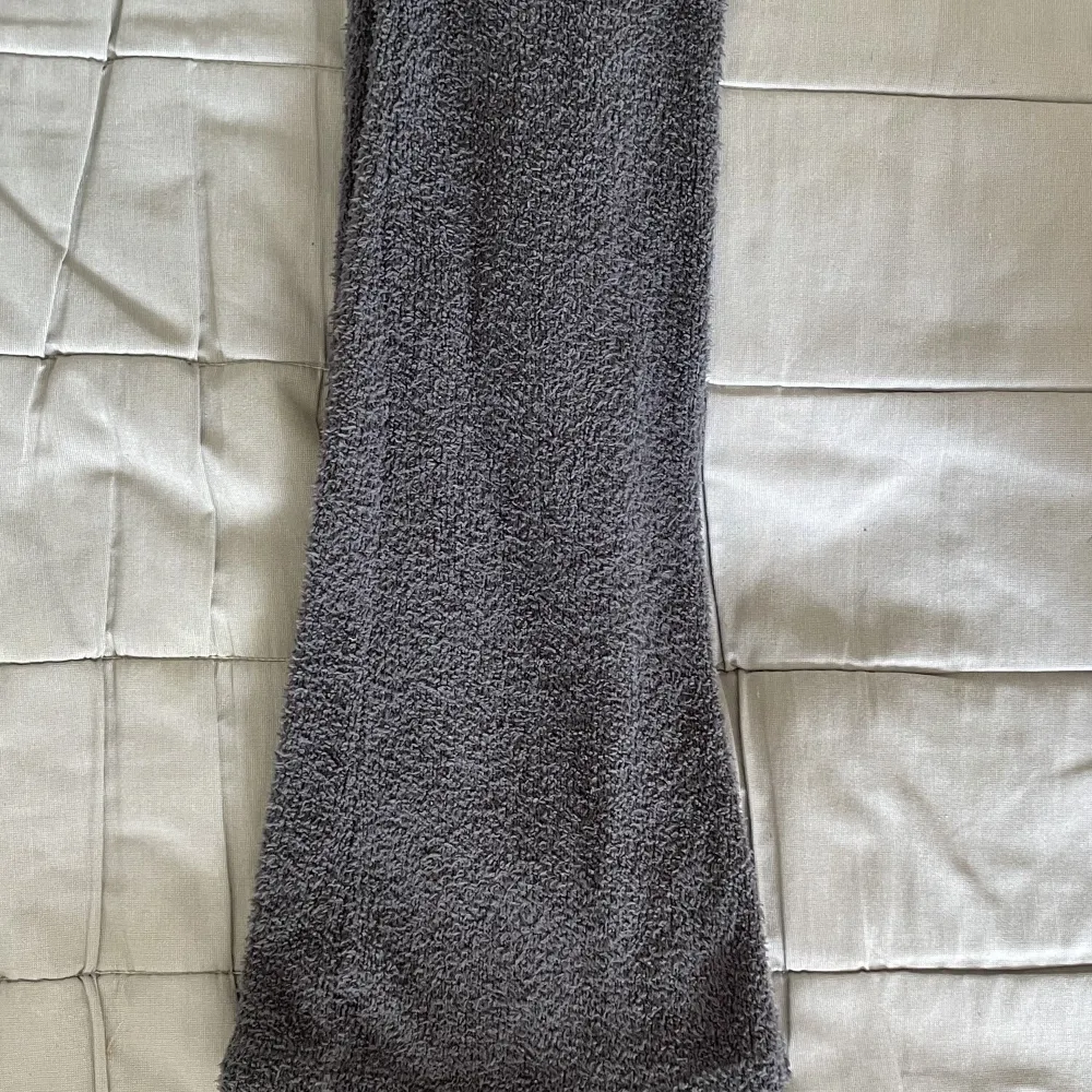 Säljer dessa supersöta och sköna byxorna från H&M som liknar SKIMS knit pants. Lite för små för mig, vilket är anledningen till att jag säljer dem. Varan är i bra skick och har inget tecken på användning 🫶🏼. Jeans & Byxor.