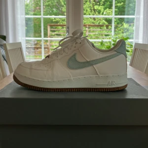 Nike Air Force 1 ”Indigo” - Air force 1 Indigo. Köpta för ungefär 2 år sedan men har inte används. Storlek 42.