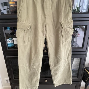 Cargo byxor - Ett par cargo byxor från weekday i väldigt bra skick. Dom är använda