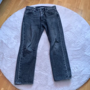 Levi’s 551 z - Säljer mina Levi’s 551 eftersom jag har vuxit ur dem. Byxorna är i väldigt bra skick nästan som nya. Köpta på Levi’s hemsida. Nypris är 1299kr