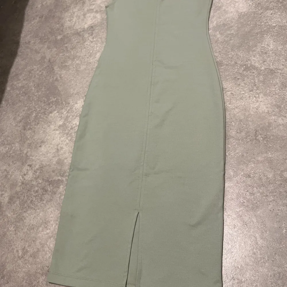Grön midi klänning från zara💚strl S . Klänningar.