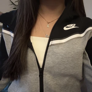 Nike tech fleece  - En nike tech fleece kofta som inte säljs längre, använt endast en gång, pris kan diskuteras, skriv vid intresse <3