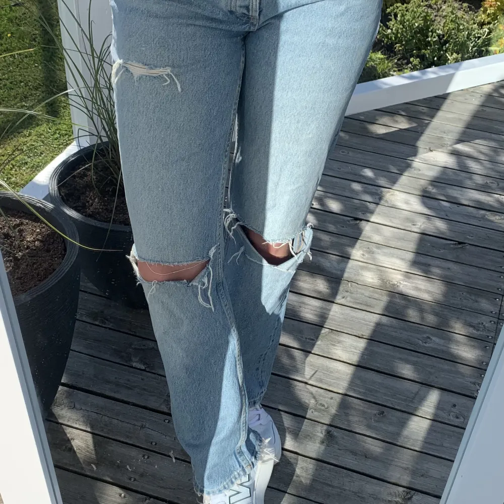 Säljer dessa slitna blå jeansen i modellen straight. Använd fåtal gånger och är i bra skick. Jeansen är från zara och säljer dessa då ja inte längre för användning för dom. Hör av dig vid intresse. Köparen står för frakten⚡️✨💖. Jeans & Byxor.
