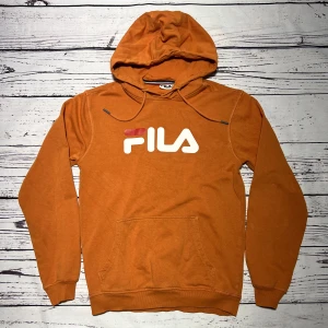 Fila Hoodie Orange - Märke: Fila Typ: Hoodie Färg: Orange Kroppstyp: Unisex Skick: Bra   Sparande av miljö  30x  lägre utsläpp jämfört med ny vara Sparat vatten ca 3950 liter Sparat CO2 ca 6.8 kg