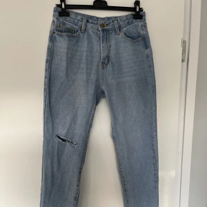 Nya jeans - Nya jeans med slitningar. Storlek S/M
