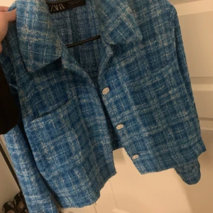 Vårjacka zara - En jätte fin blå vårjacka ifrån zara, fått jätte många komplimanger i denna fina jacka, den är i mycket gott skick. 