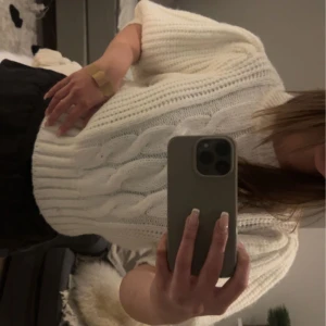 Vit stickad topp från Gina tricot - Jätte fin stickad topp från Gina tricot, liten i storleken och funkar för en som normalt har M i storlek Aldrig använd. Pris 160kr + frakt