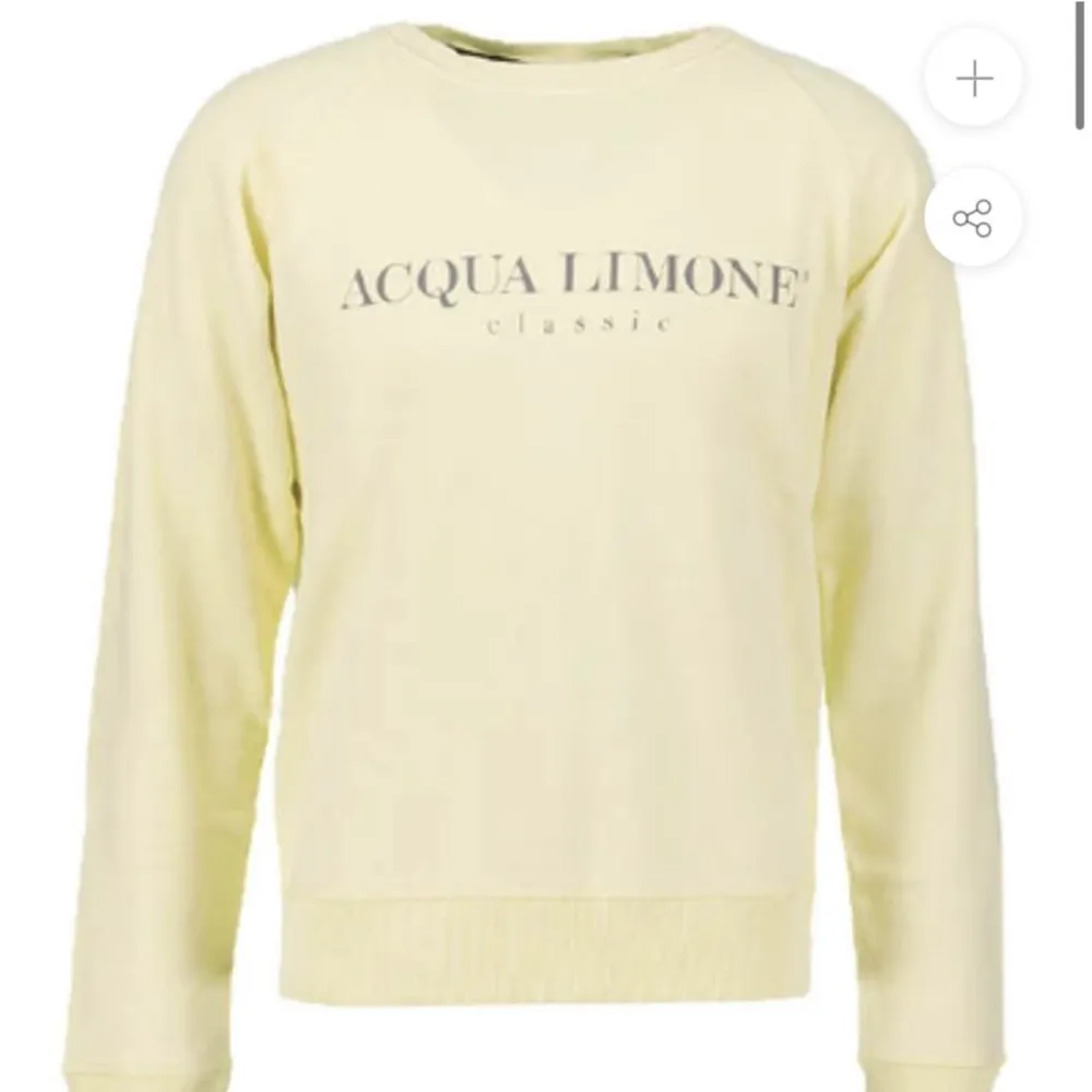 Säljer denna fina Acqua Limone tröjan i en somrig ljusgul färg 💛 passar XS-S. Tröjor & Koftor.
