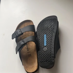 Birkenstock!!! - Helt nya birkenstock. Säljes då de är stora i storleken och inte passar mig. Endast använda en gång. Skulle säga att de passar stl 42/42.5 Ny pris 1000kr 