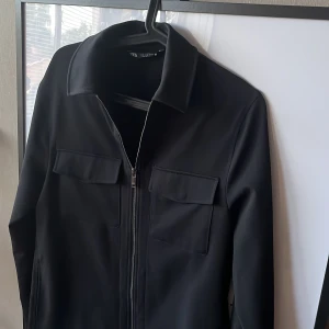 Svart Zara overahirt - Svart zara overshirt som inte använts mer en gång som jag nu säljer
