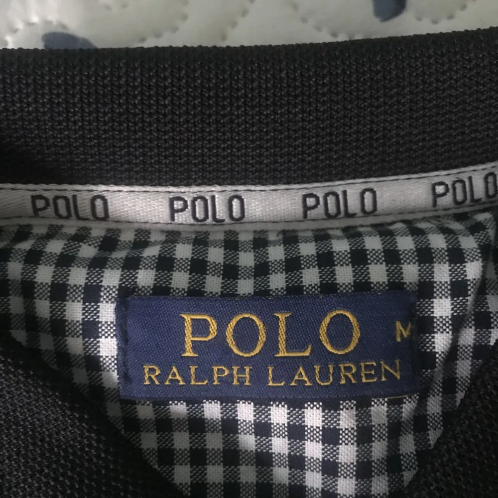 Väldigt fin pike från Polo Ralph Lauren i storlek S i marinblå färg.  Nyskick! . T-shirts.
