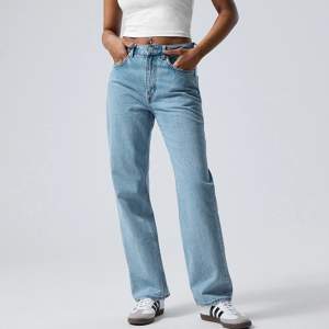 Ljusblåa jeans från Weekday 🤩 Storlek W25 L28 i bra skick!  Tveka inte vid frågor, fler bilder & mått 😇 Köparen står för frakten (74kr)