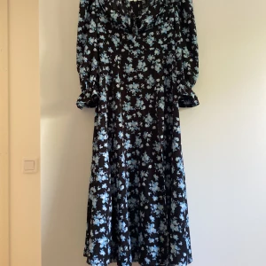 Långklänning - En mönstrad långklänning med slits på ena benet, perfekt nu till sommaren då den är väldigt luftig