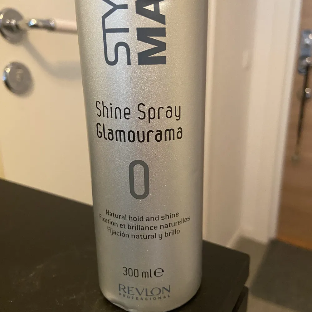 Säljer detta shine spray från revlon som ger en maximal glans. Sprayen ska motverka frissighet, ger fin lyster i ditt hår. Mer än hälften kvar.. Övrigt.