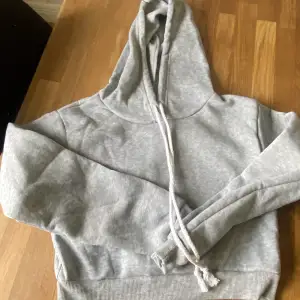 Grå croppad hoodie med snörning och huva