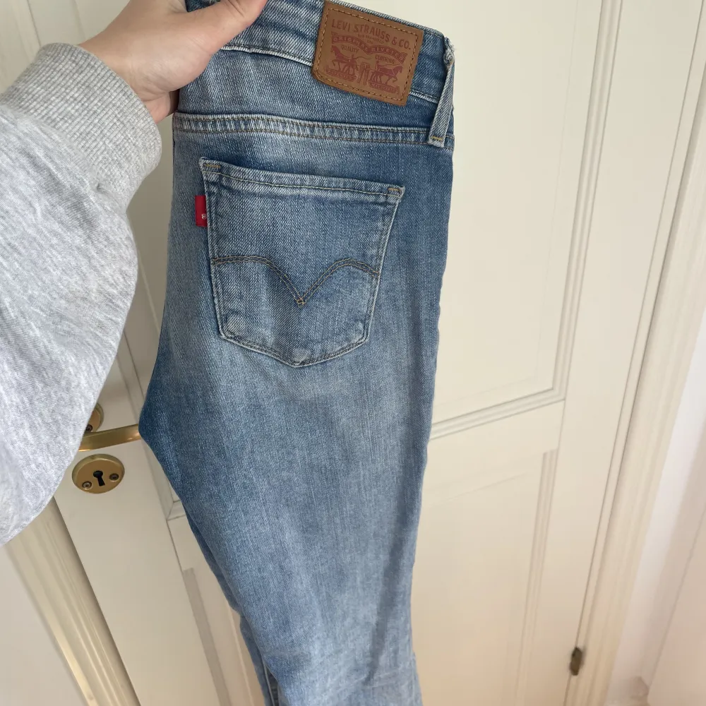 Blå lågmidjade bootcut jeans från Levis🫶🏼. Jeans & Byxor.