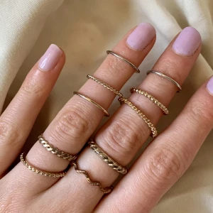 10 ringar  - 10 ringa i olika storlekar. Säljer alla för 40 kr eller 5 kr styck. Frakt blir 18 kr 💕