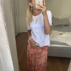 Zara tröja - Vi zara T-shirt med silver detaljer på ärmarna. Materialet är lite tjockare än ”vanligt” T-shirt material. Har du någon fråga är det bara att höra av sig🫶🏻