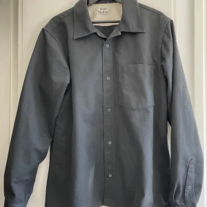 Acne Studios Jacka - Acne Studios Jacka/Overshirt Nypris ungefär 3500kr  Cond 8/10  Perfekt för layering nu när det är lite varmare  Lägg gärna bud! 