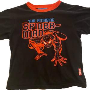 spiderman tshirt ⭐️ passar mig som är 36-38