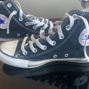Säljer dessa höga Converse skorna då dom inte kommer till användning längre, är i storlek 39 och är ganska använda o lite smutsiga fast när det gäller Converse är dom snyggare smutsiga enligt mig💘