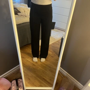 Kostymbyxor från Bik Bok - Kostymbyxor från Bik Bok i bra skick. Köparen står för frakten💗💗