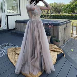 Balklänning  - Har hittat en annan klänning till min bal så säljer därför denna superfina klänning, för mer bilder skriv till mig🫶🏻