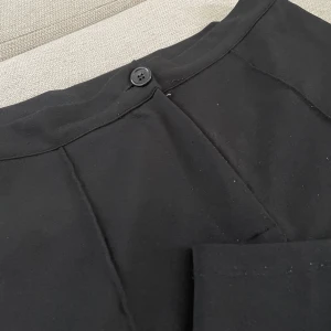 Kostymbyxor  - Kostymbyxor från BUBBLEROOM. Samma modell som på sista bilden. Säljer även samma fast i brunt. Sparsamt använda så i fint skick! Nypris 449kr. Köparen står för frakten. Har du några frågor är det bara att höra av sig🤩 // Klara Johansson