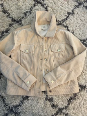 Vårjacka - En tunn vårjacka. Med guldknappar. Ganska tunn och i sammet material.