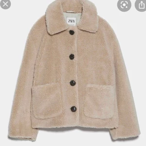 Zara Teddy jacka  - Mysig Teddy jacka från Zara, säljer billigt för rensar garderoben💕Använd få gånger, skriv för fler bilder och mer info🌺 Perfekt som vårjacka, sommarjacka,vinterjacka och höstjacka