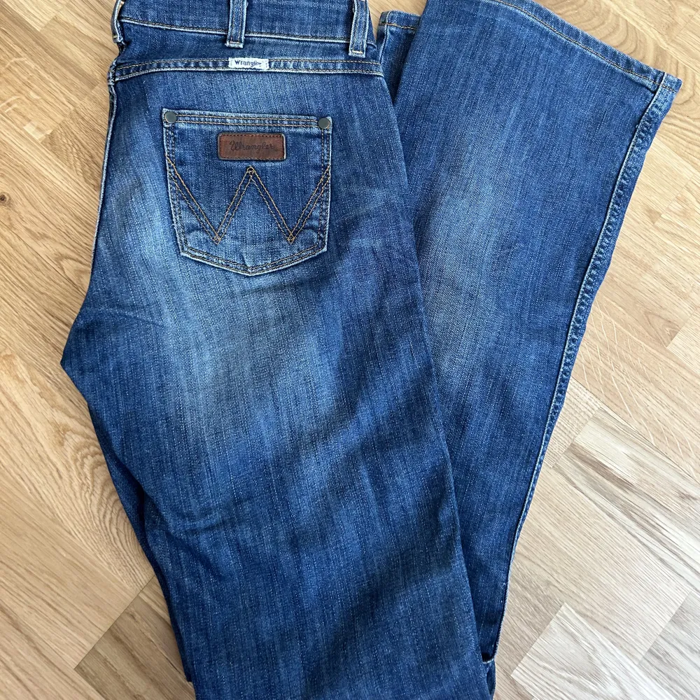 Säljer mina superfina lågmidjade wrangler bootcut jeans då de tyvärr är för små för mig💕Storleken är 29/34 men dem är små i storleken! Skriv för mer bilder eller info💕Köpare står för frakt, pris kan diskuteras . Jeans & Byxor.