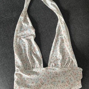 Somrig topp - Somrig topp från Nelly, använd en gång. ✨ Storlek M!