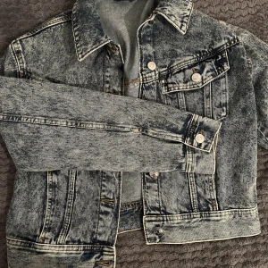 jeans jacka - Jeans jacka dam, perfekt till våren nu. XS/S