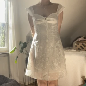 Vacker studentklänning - Superfin studentklänning. Lappen kvar, hel och ren. Pris kan diskuteras! Ger en väldigt vacker siluett och fint mönster. Jag är 160 och den är lagom lång, med utrymme för en längre person. 