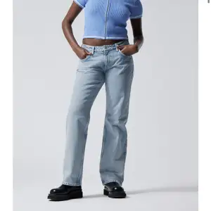 Lågmidjade jeans från weekday i modellen 