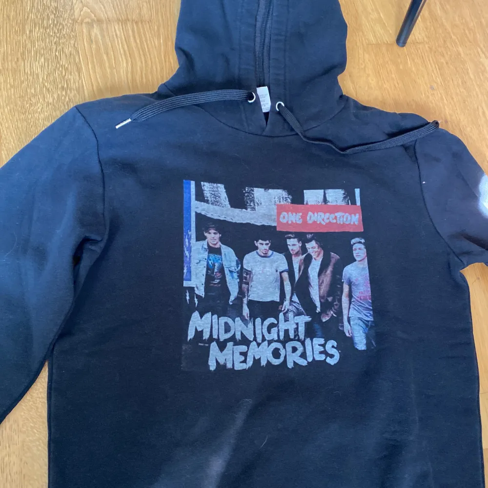 En one direction hoodie, med tryck från deras album midnight memories. Kommer inte ihåg vad jag köpte den för så priset kan diskuteras. . Hoodies.