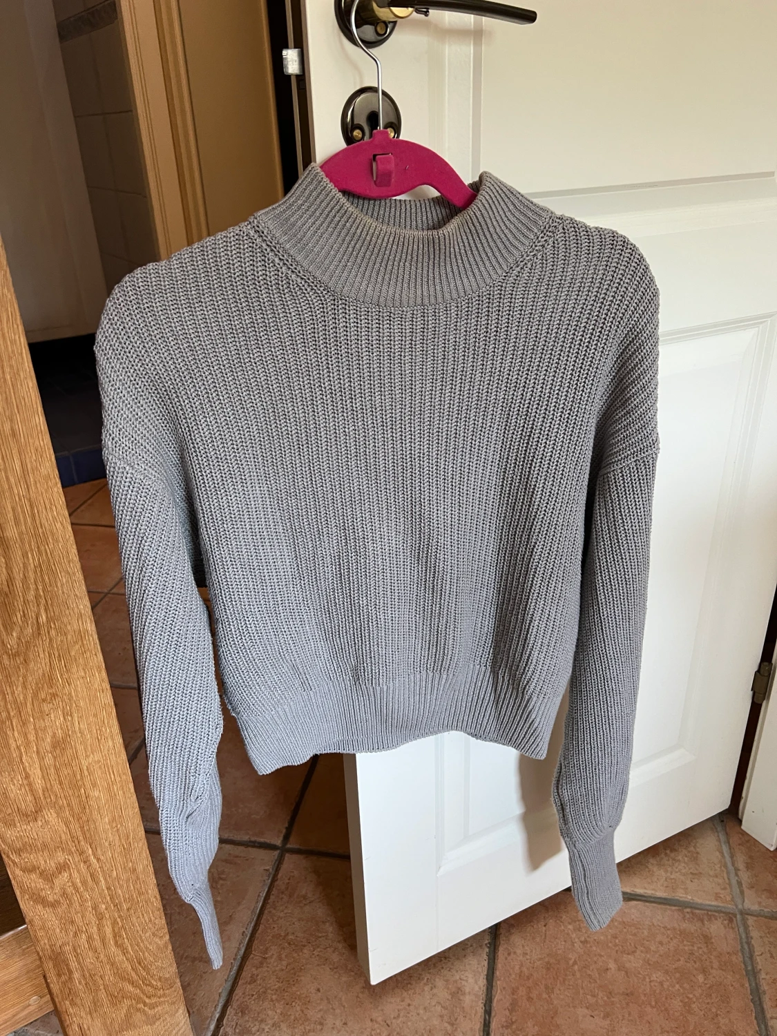 Grå stickad tröja