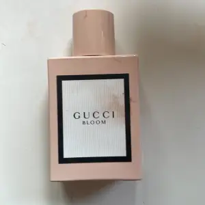 En gucci parfym i doften bloom. Använd men finns mycket kvar. Original priset är 1075kr mitt pris  är 400kr!