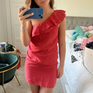 One shoulder klänning! - Så snygg klänning i en sån fin färg och modell till sommaren!!