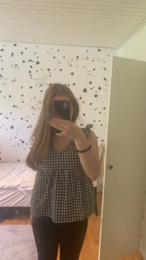 slutsåld blus från SHEIN - aldrig använd, är 157 och har xs.💕