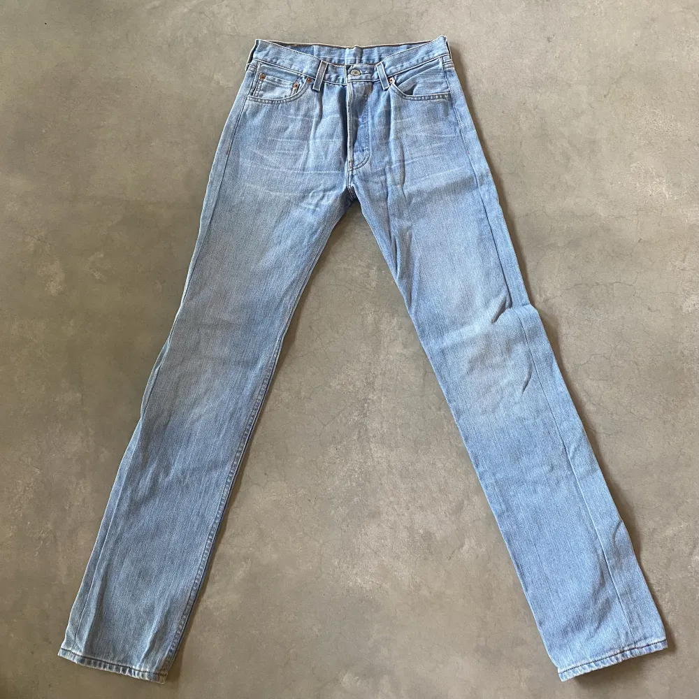 Så nice 501-jeans från Levi’s! Köpta vintage, storlek 29/34 men insydda så de passar någon med 34-38 i storlek  Midjemått (mätt rakt över jeansen): ca 36 cm Innerbenslängd: ca 83 cm. Jeans & Byxor.