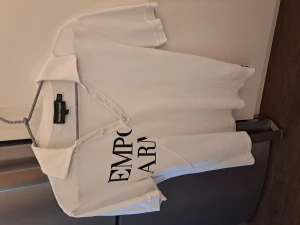 Pike Emporio Armani - Snygg och originell modell pike Emporio Armani. 100 proc. fin bomull 