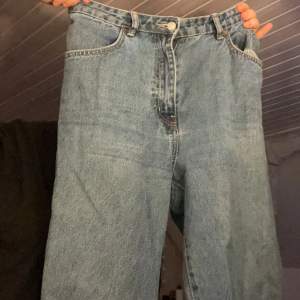 Fina jeans från lager 157! Storlek M säljer för lågt pris för dom har ett litet hål vid en skärprem som går att sy ihop hur lätt som helst! Lågt pris