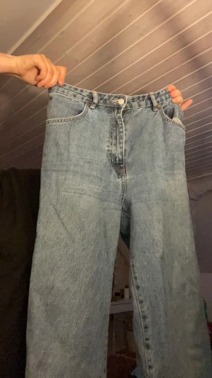 Raka jeans - Fina jeans från lager 157! Storlek M säljer för lågt pris för dom har ett litet hål vid en skärprem som går att sy ihop hur lätt som helst! Lågt pris