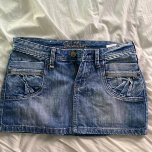 Jeanskjol - Lågmidjad jeanskjol, midjemått tvärsöver 38