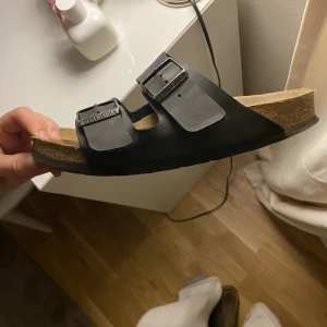 Birkkenstock Arizona - Svarta brikkenstock tofflor i storlek 39! 🤍 Köptes förra sommaren för 1199 kr