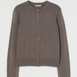 kofta - säljer denna supersnygga brunbeiga koftan ifrån Hm, finns inte att köpa längre och är perfekt till toppar i sommar❤️