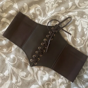 Korsett - Brun superfin korsett med stretchig med stadig resår som är justerbar så den passar din storlek. Cool och snygg men använder den inte längre, använt några gånger.  Säljer pga flytt