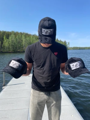 Ny Velvet keps  - Denna Velvet keps är familjlo egna Velvet keps som är limiterad i svart (25st) 