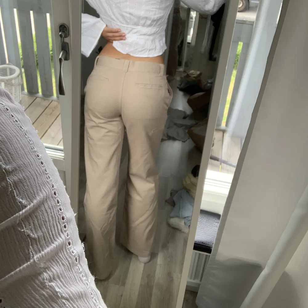 Väärldens snyggaste lågmidjade chinos/kostymbyxor i en beige färg, säljer pga dom är för korta för mig som är 170 😢. Jeans & Byxor.